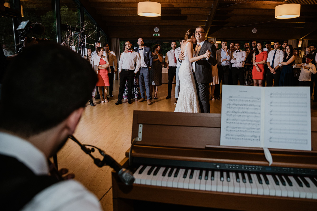 noivo a tocar guitarra, noiva a dançar