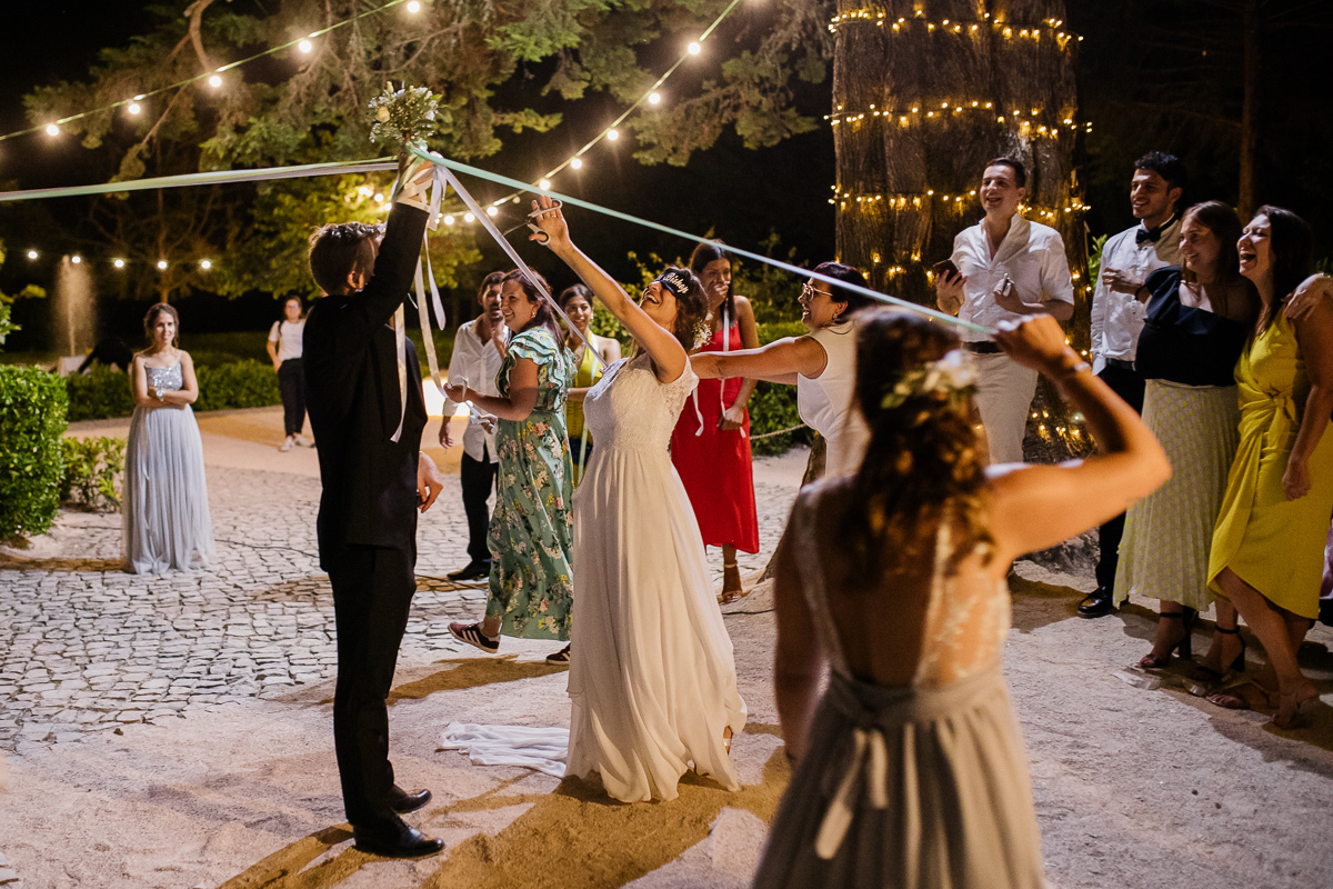 Fotografo de casamento Aveiro, Coimbra, Convento de Sandelgas, Festa de casamento, Lançamento do Bouquet, bouquet, fitas, ramo da noiva