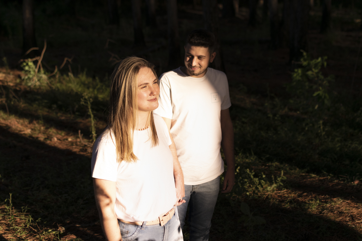 Ensaio casal Vanessa e Leonan realizado em Gravataí-RS em mato de pinus no fim de tarde com luz do sol