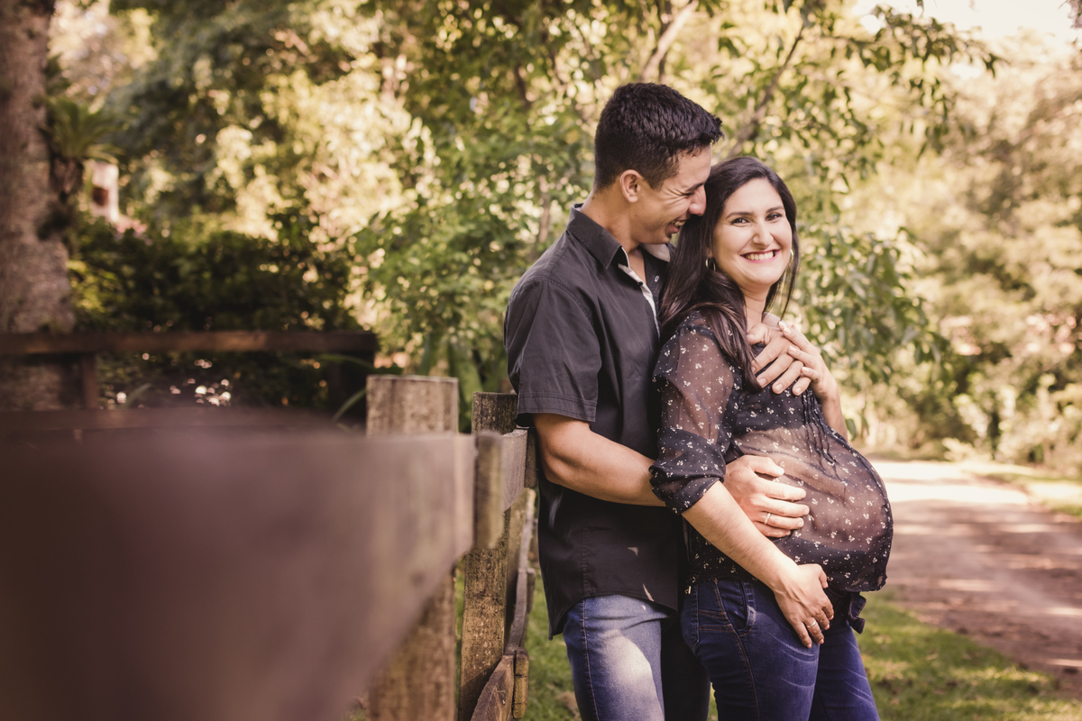 Ensaio Gestacional Tainara e Elizandro realizado em Caraá-RS_Abraço e sorriso