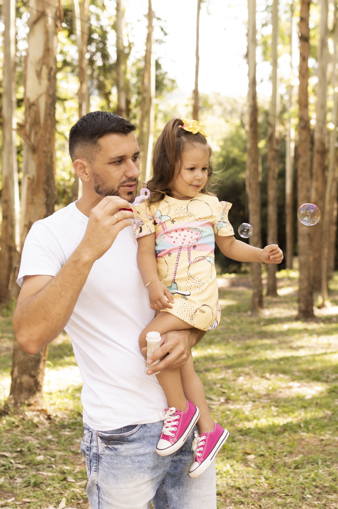 Ensaio Infantil Júlia com pai Geraldo Moro, Bolha se sabão, Prainha Meregalli Caraá-RS, Fotografia de Vanessa Ferreira