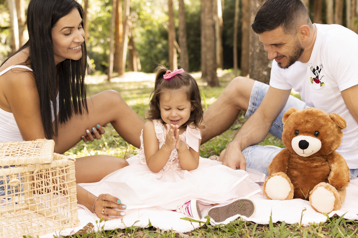 Ensaio Infantil Júlia juntando as mãozinhas, rezando, Prainha Meregalli Caraá-RS, Fotografia de Vanessa Ferreira