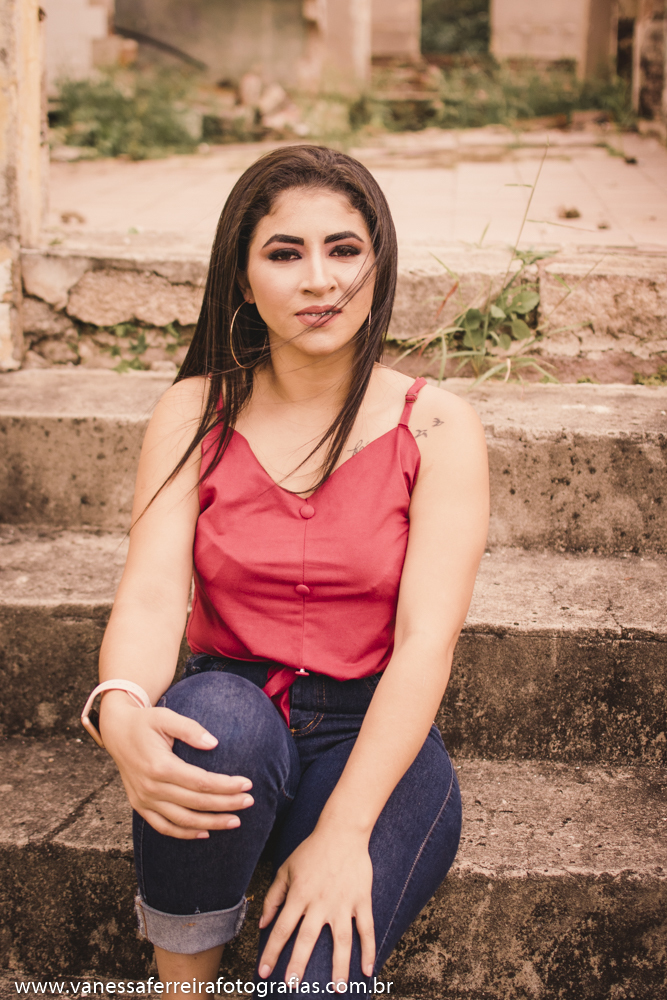 Ensaio feminino Jéssica Maiara, realizado em Santo Antônio da Patrulha, escada, fotografia de Vanessa Ferreira Fotografias.