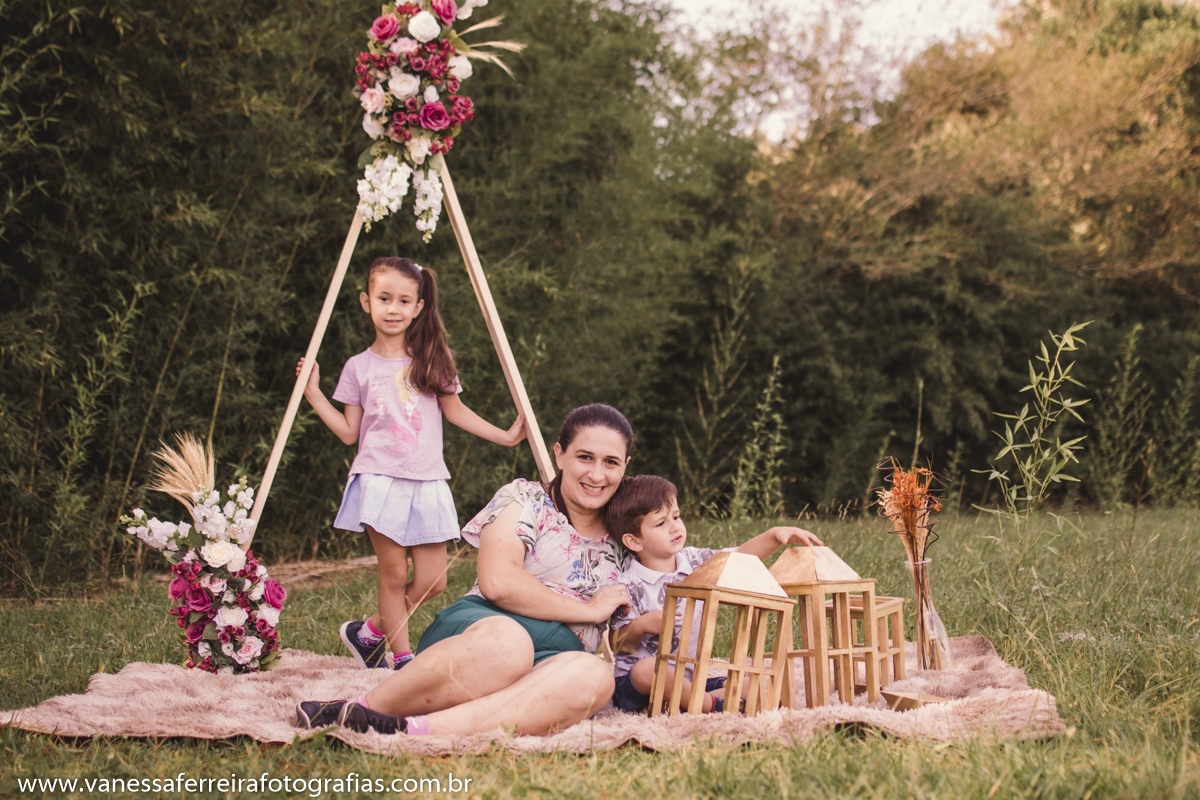 Ensaio especial Dia das Mães, Ana Saltiél e filhos, realizado em Caraá, fotografia de Vanessa Ferreira Fotografias