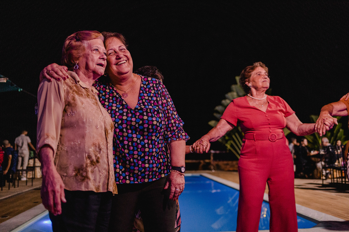 Festa de aniversário da Dona Dadinha em comemoração aos seus 80, realizada no Recanto Beira Rio - Berilo - Mg
Fotografia - Leandro Sales

#Berilo
#Virgem Da Lapa
#José Gonçalves de Minas
#Minas Novas
#Chapada do Norte
#Jenipapo de Minas
#Francisco Badaró