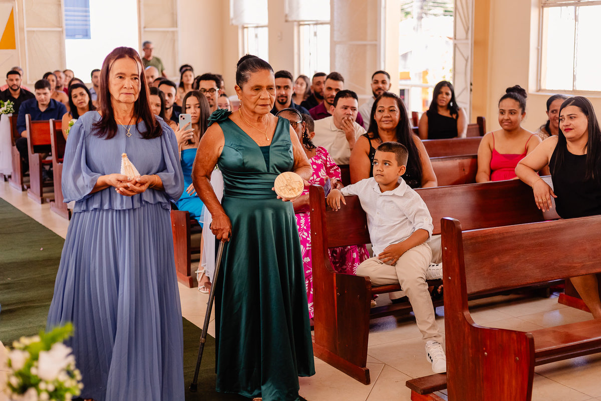 Foto do casamento de João Vitor e Thais em Francisco Badaró MG, registrada por Leandro Sales, fotógrafo de casamento em Berilo e região do Vale do Jequitinhonha, com cerimônia religiosa e recepção no Sítio Santa Luzia, próximo a Jenipapo de Minas.