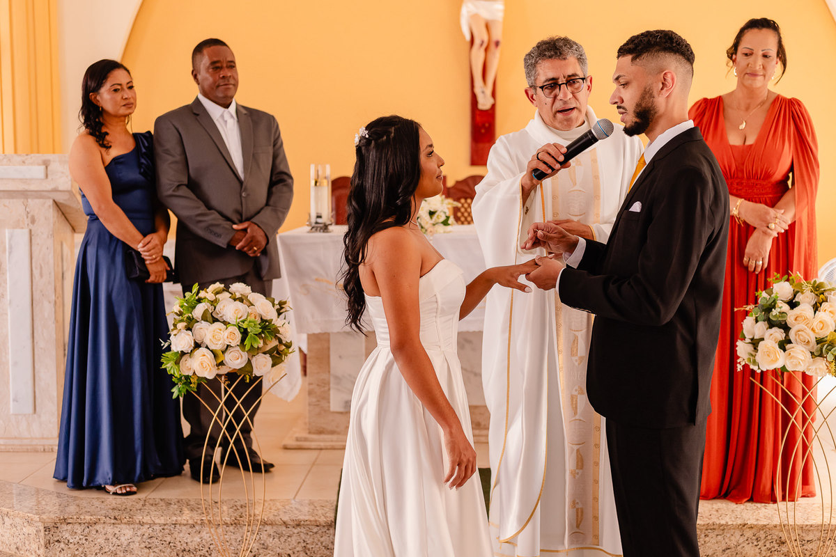 Foto do casamento de João Vitor e Thais em Francisco Badaró MG, registrada por Leandro Sales, fotógrafo de casamento em Berilo e região do Vale do Jequitinhonha, com cerimônia religiosa e recepção no Sítio Santa Luzia, próximo a Jenipapo de Minas.