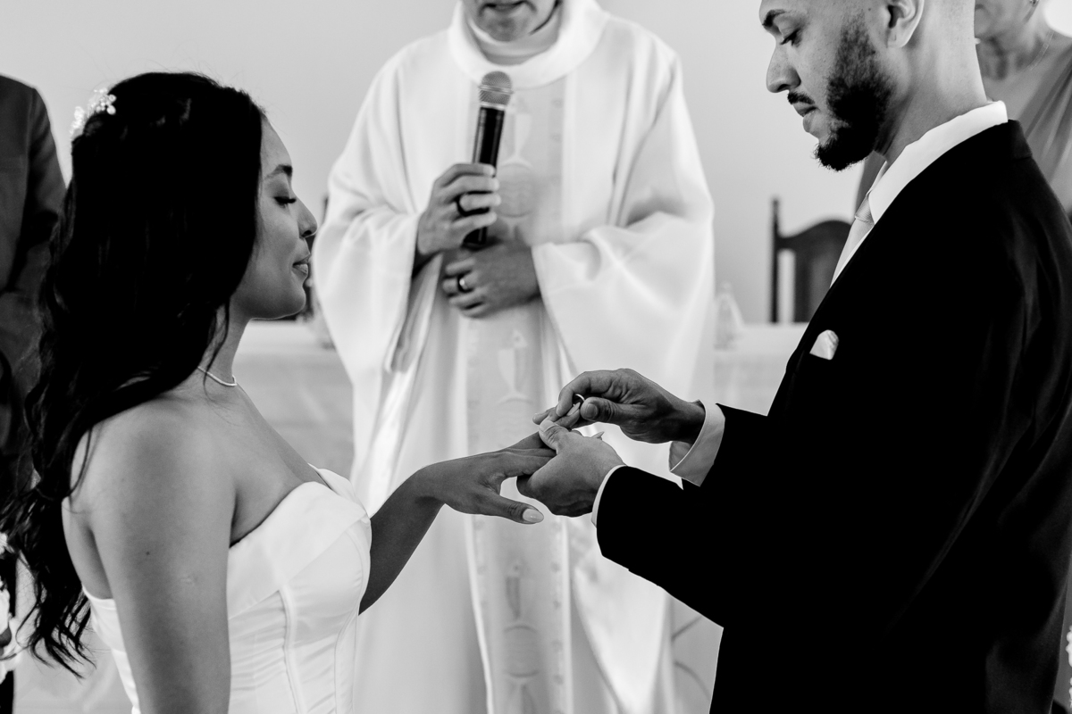 Foto do casamento de João Vitor e Thais em Francisco Badaró MG, registrada por Leandro Sales, fotógrafo de casamento em Berilo e região do Vale do Jequitinhonha, com cerimônia religiosa e recepção no Sítio Santa Luzia, próximo a Jenipapo de Minas.