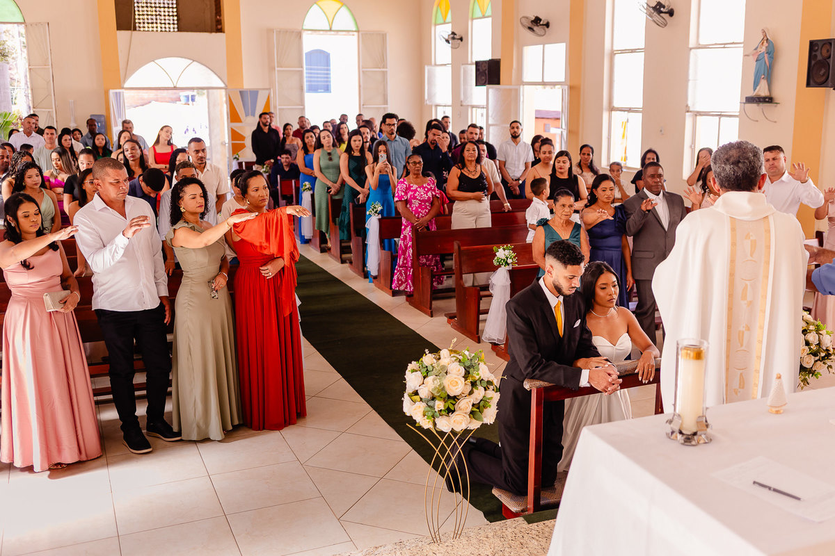 Foto do casamento de João Vitor e Thais em Francisco Badaró MG, registrada por Leandro Sales, fotógrafo de casamento em Berilo e região do Vale do Jequitinhonha, com cerimônia religiosa e recepção no Sítio Santa Luzia, próximo a Jenipapo de Minas.