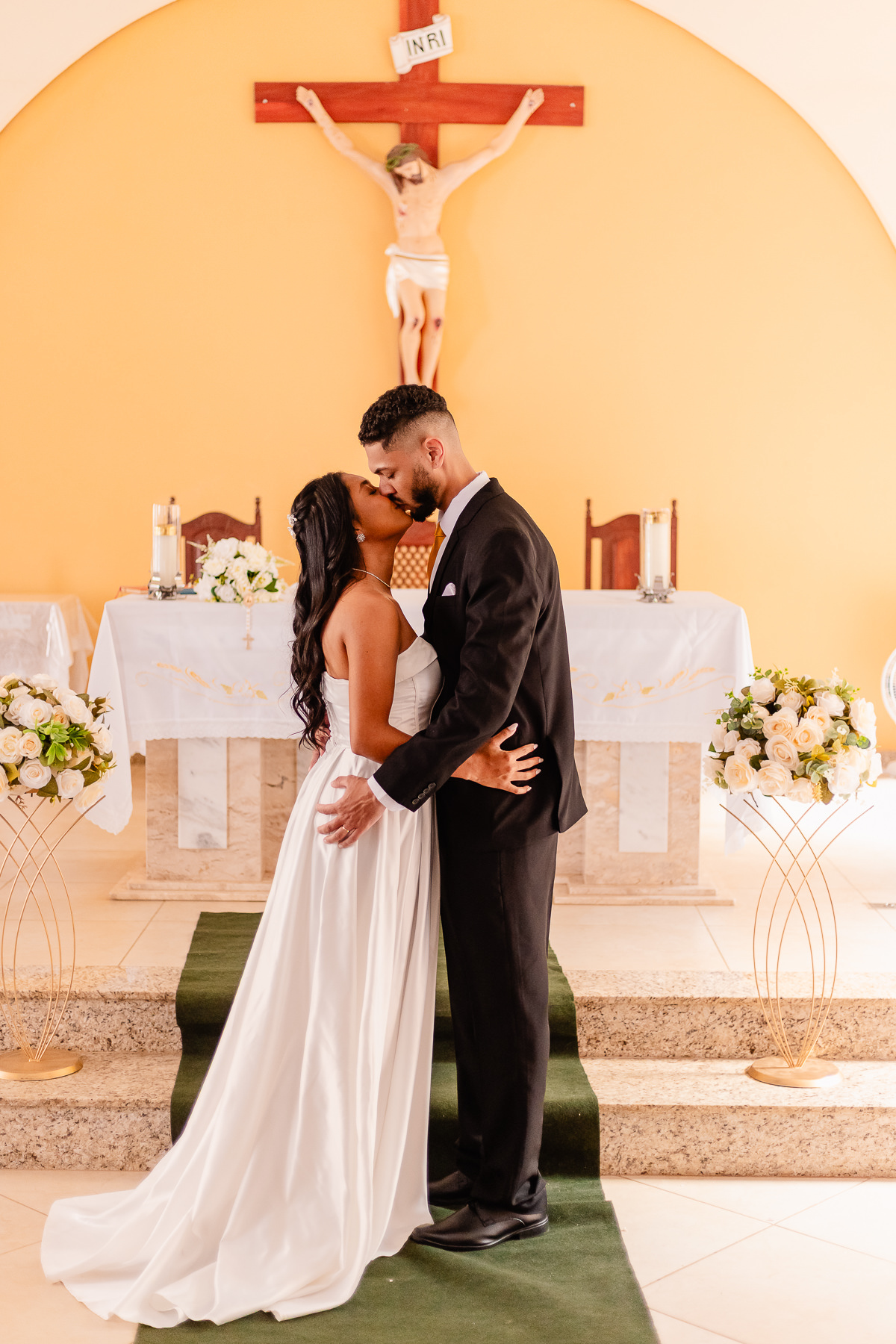 Foto do casamento de João Vitor e Thais em Francisco Badaró MG, registrada por Leandro Sales, fotógrafo de casamento em Berilo e região do Vale do Jequitinhonha, com cerimônia religiosa e recepção no Sítio Santa Luzia, próximo a Jenipapo de Minas.