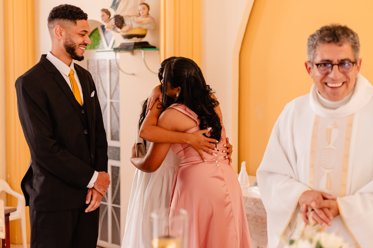 Foto do casamento de João Vitor e Thais em Francisco Badaró MG, registrada por Leandro Sales, fotógrafo de casamento em Berilo e região do Vale do Jequitinhonha, com cerimônia religiosa e recepção no Sítio Santa Luzia, próximo a Jenipapo de Minas.