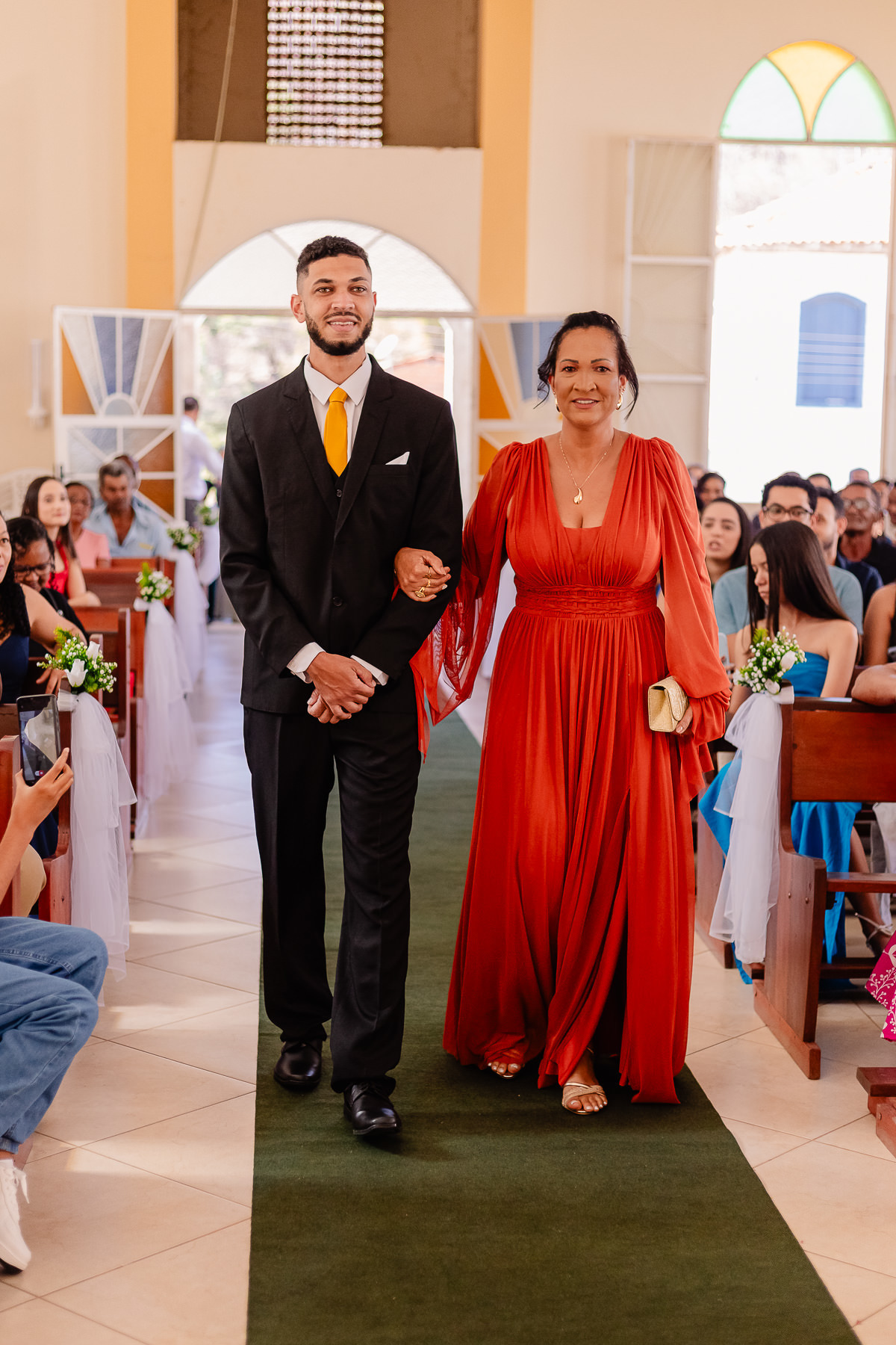 Foto do casamento de João Vitor e Thais em Francisco Badaró MG, registrada por Leandro Sales, fotógrafo de casamento em Berilo e região do Vale do Jequitinhonha, com cerimônia religiosa e recepção no Sítio Santa Luzia, próximo a Jenipapo de Minas.