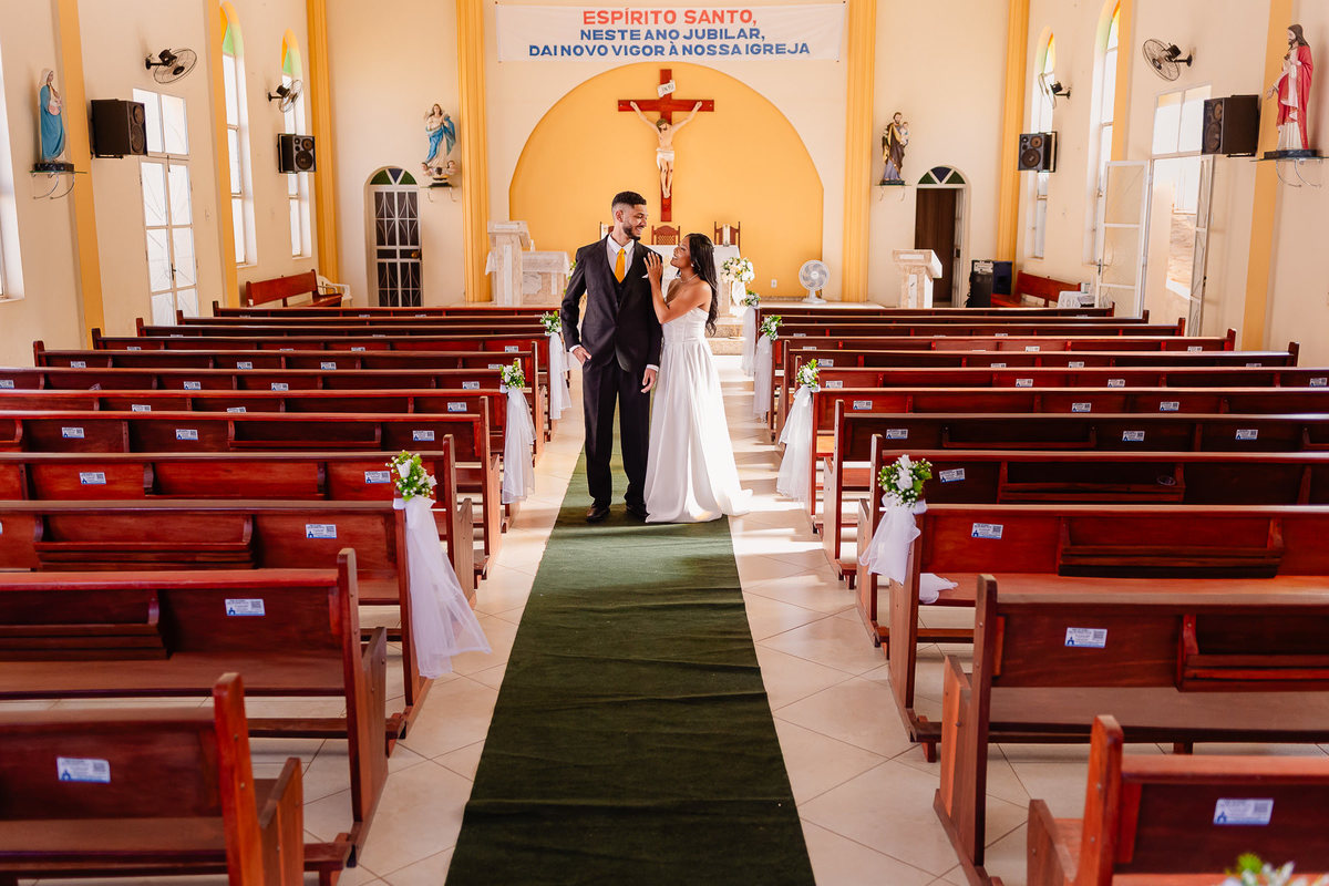 Foto do casamento de João Vitor e Thais em Francisco Badaró MG, registrada por Leandro Sales, fotógrafo de casamento em Berilo e região do Vale do Jequitinhonha, com cerimônia religiosa e recepção no Sítio Santa Luzia, próximo a Jenipapo de Minas.