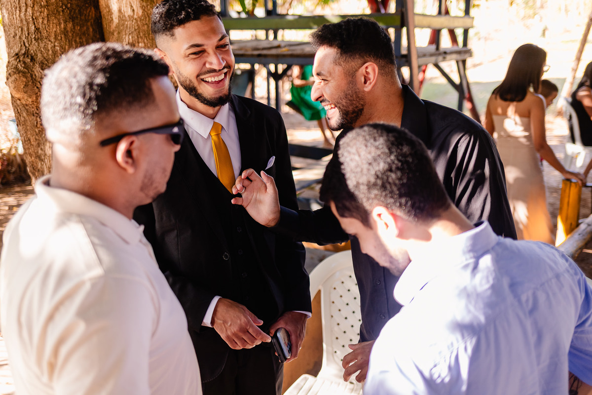 Foto do casamento de João Vitor e Thais em Francisco Badaró MG, registrada por Leandro Sales, fotógrafo de casamento em Berilo e região do Vale do Jequitinhonha, com cerimônia religiosa e recepção no Sítio Santa Luzia, próximo a Jenipapo de Minas.