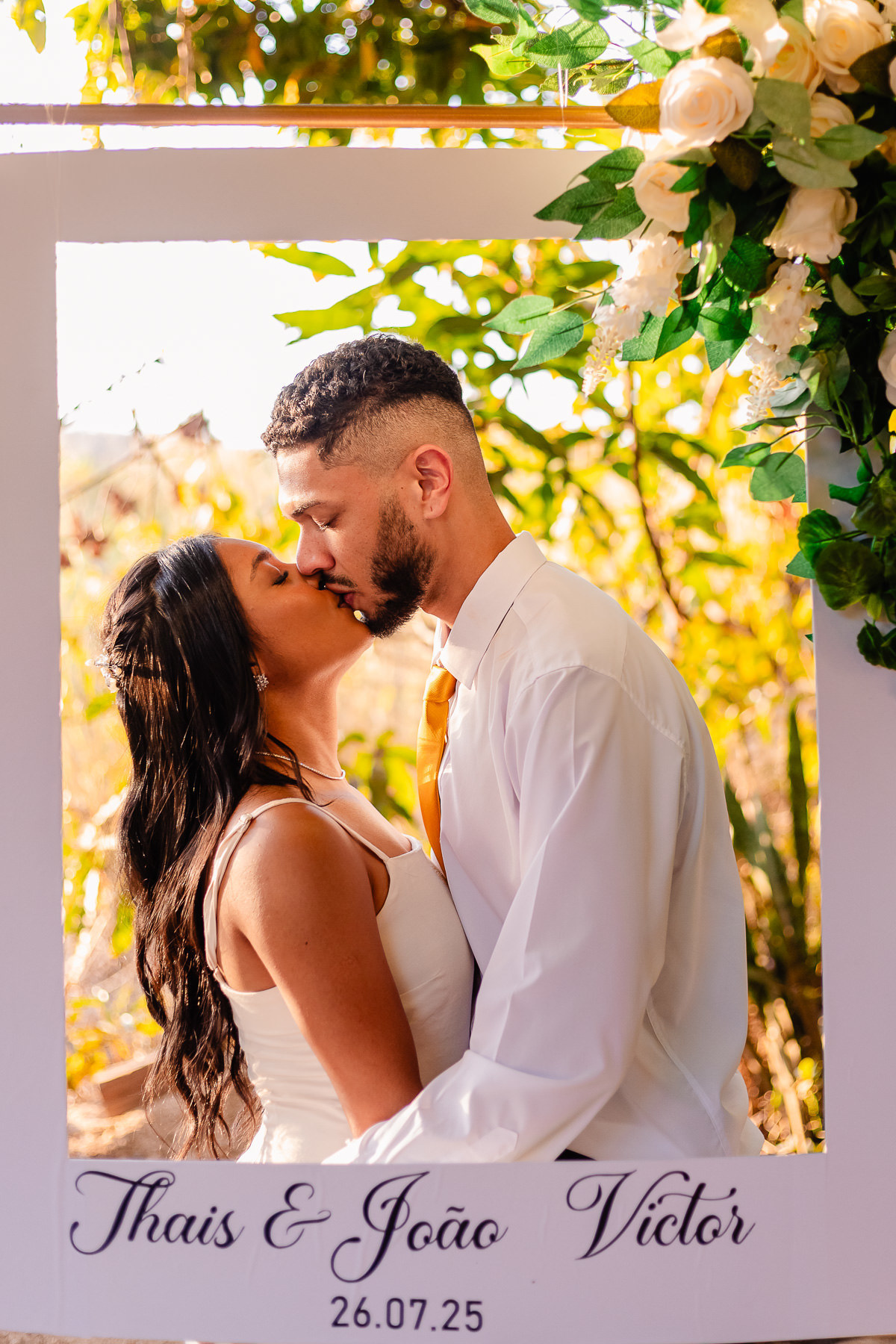 Foto do casamento de João Vitor e Thais em Francisco Badaró MG, registrada por Leandro Sales, fotógrafo de casamento em Berilo e região do Vale do Jequitinhonha, com cerimônia religiosa e recepção no Sítio Santa Luzia, próximo a Jenipapo de Minas.