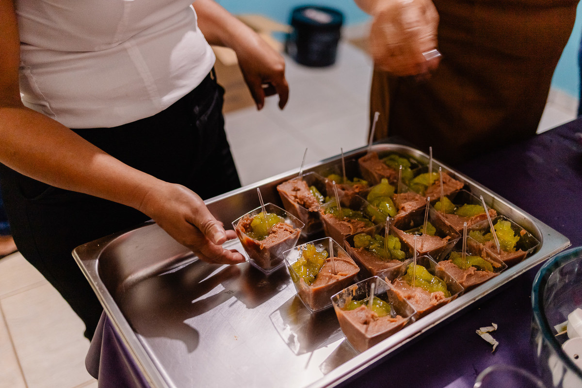 Foto do casamento de João Vitor e Thais em Francisco Badaró MG, registrada por Leandro Sales, fotógrafo de casamento em Berilo e região do Vale do Jequitinhonha, com cerimônia religiosa e recepção no Sítio Santa Luzia, próximo a Jenipapo de Minas.