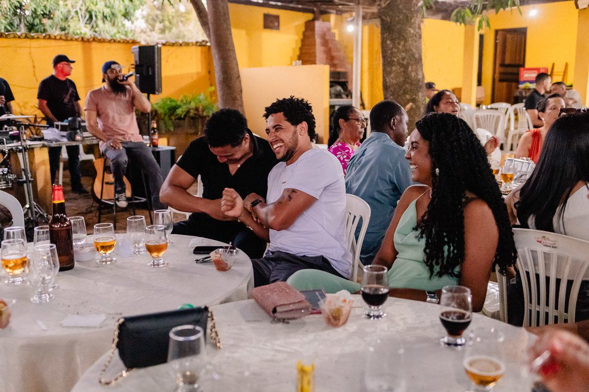 Foto do casamento de João Vitor e Thais em Francisco Badaró MG, registrada por Leandro Sales, fotógrafo de casamento em Berilo e região do Vale do Jequitinhonha, com cerimônia religiosa e recepção no Sítio Santa Luzia, próximo a Jenipapo de Minas.