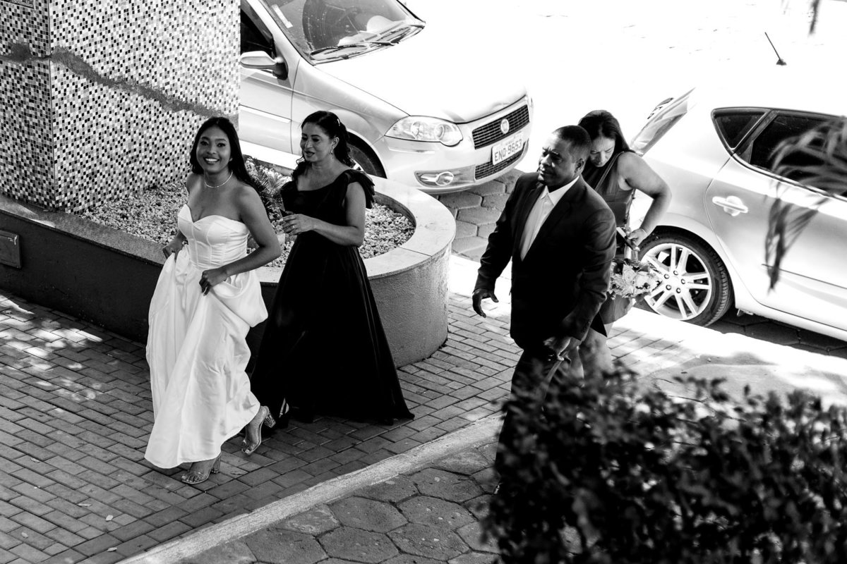 Foto do casamento de João Vitor e Thais em Francisco Badaró MG, registrada por Leandro Sales, fotógrafo de casamento em Berilo e região do Vale do Jequitinhonha, com cerimônia religiosa e recepção no Sítio Santa Luzia, próximo a Jenipapo de Minas.