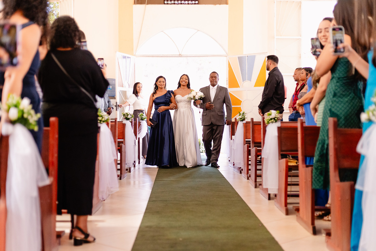 Foto do casamento de João Vitor e Thais em Francisco Badaró MG, registrada por Leandro Sales, fotógrafo de casamento em Berilo e região do Vale do Jequitinhonha, com cerimônia religiosa e recepção no Sítio Santa Luzia, próximo a Jenipapo de Minas.