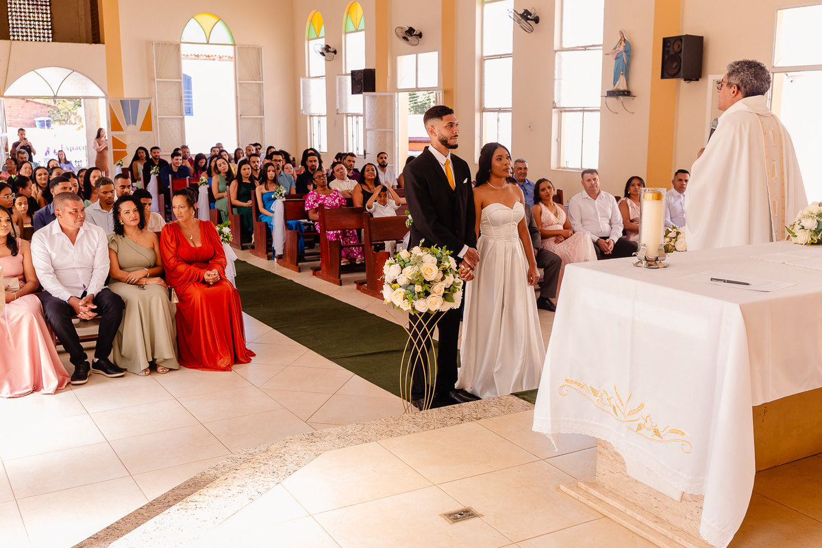 Foto do casamento de João Vitor e Thais em Francisco Badaró MG, registrada por Leandro Sales, fotógrafo de casamento em Berilo e região do Vale do Jequitinhonha, com cerimônia religiosa e recepção no Sítio Santa Luzia, próximo a Jenipapo de Minas.