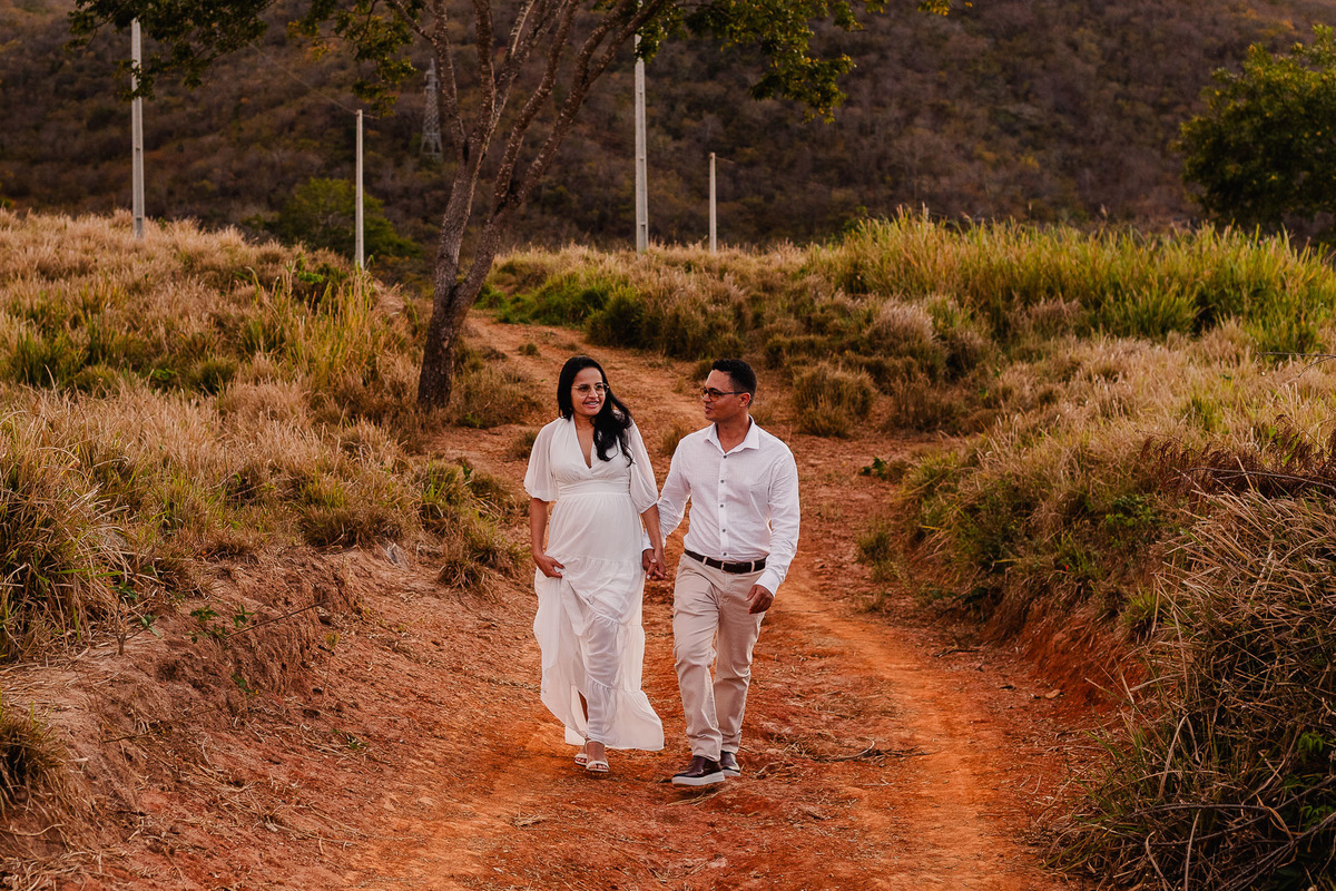 Ensaio de gestante, Neumar e Eunice fotografado por Leandro Sales em Berilo ao ar livre
Ensaio de casal, josé Gonçalves de Minas, Francisco Badaró, Jenipapo de Minas, Leliveldia, Araçuaí.