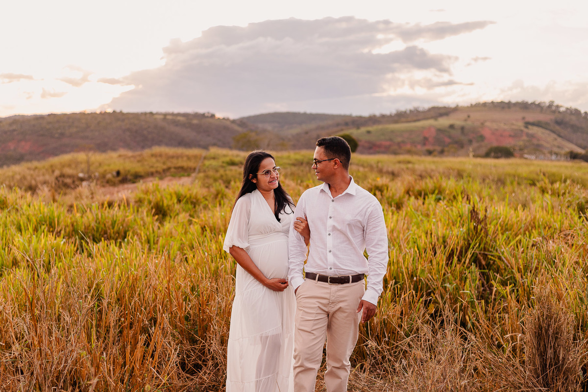 Ensaio de gestante, Neumar e Eunice fotografado por Leandro Sales em Berilo ao ar livre
Ensaio de casal, josé Gonçalves de Minas, Francisco Badaró, Jenipapo de Minas, Leliveldia, Araçuaí.