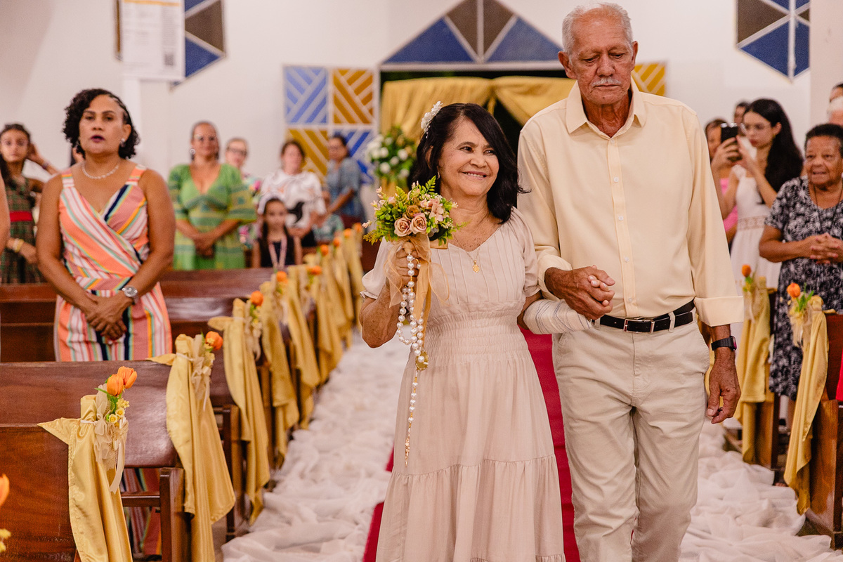 Bodas de Ouro de Nenem e Nenzinha, realizado em Jenipapo de Minas na Igreja Matriz, Fotógrafo Leandro Sales, 50 anos de cassados.
Francisco Badaró
José Gonçalves de Minas
Araçuaí
Chapada do Norte
Berilo