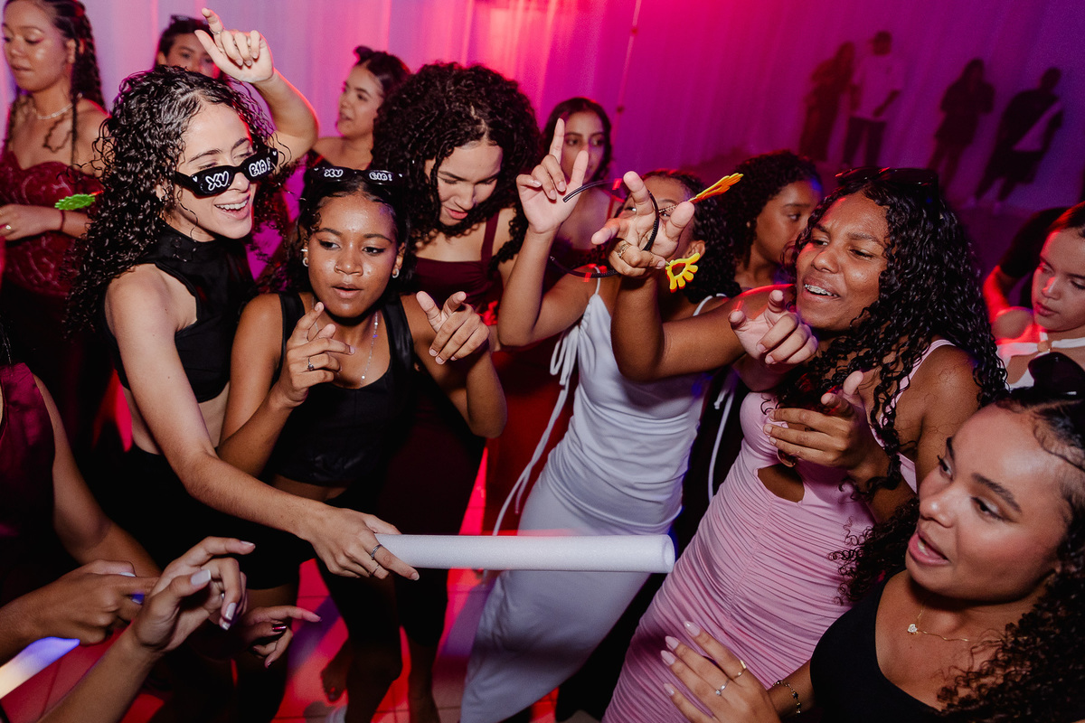 Festa de debutante da Ana Beatriz na cidade de Francisco Badaró, fotógrafo Leandro Sales, na Sede do Esplanada com Dj François.
Berilo
Chapada do Norte
Jenipapo de MInas
José Gonçalves de Minas
Araçuaí