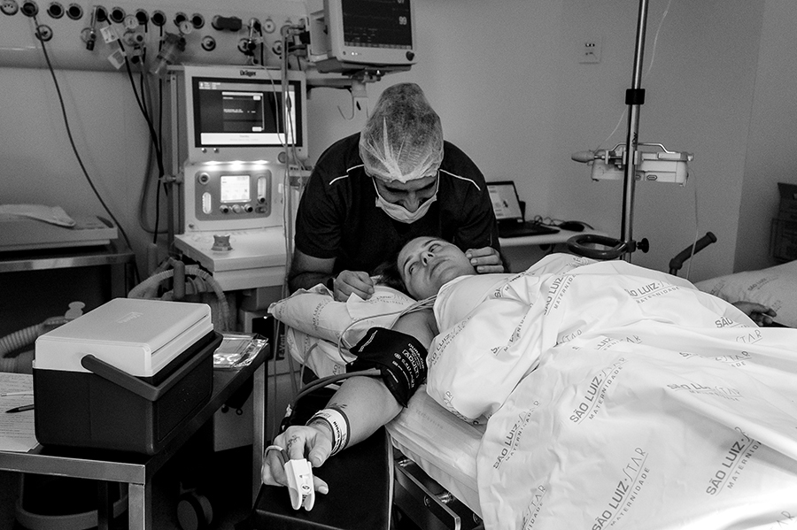 fotografia de parto do nascimento da Maya na maternidade Rede D'Or São Luiz Morumbi na cidade de Sâo Paulo