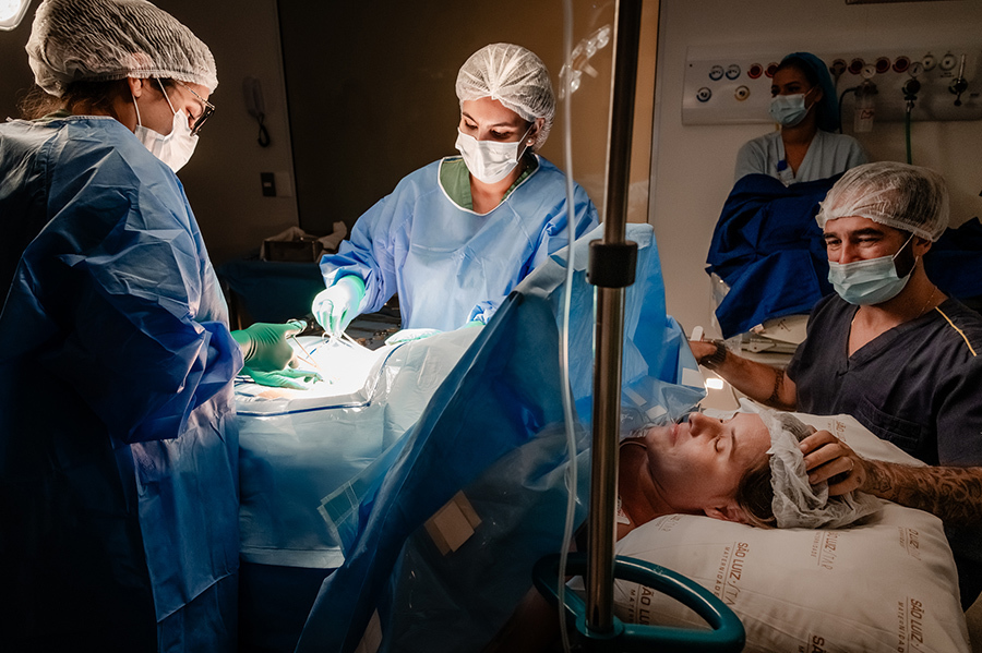 fotografia de parto do nascimento da Maya na maternidade Rede D'Or São Luiz Morumbi na cidade de Sâo Paulo
