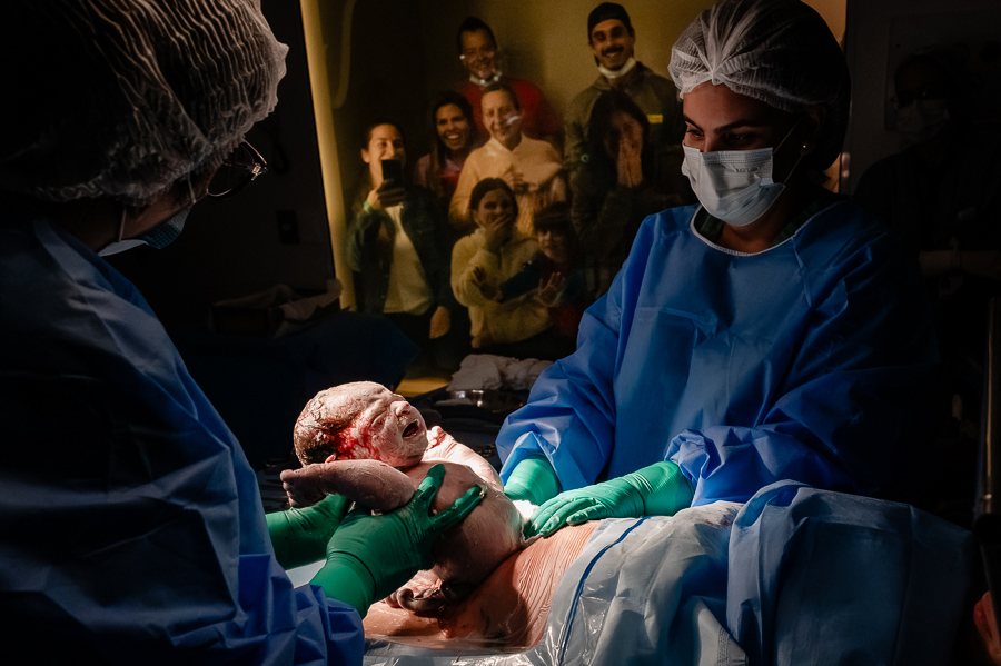 fotografia de parto do nascimento da Maya na maternidade Rede D'Or São Luiz Morumbi na cidade de Sâo Paulo