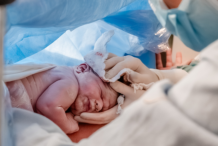 fotografia de parto do nascimento da Maya na maternidade Rede D'Or São Luiz Morumbi na cidade de Sâo Paulo