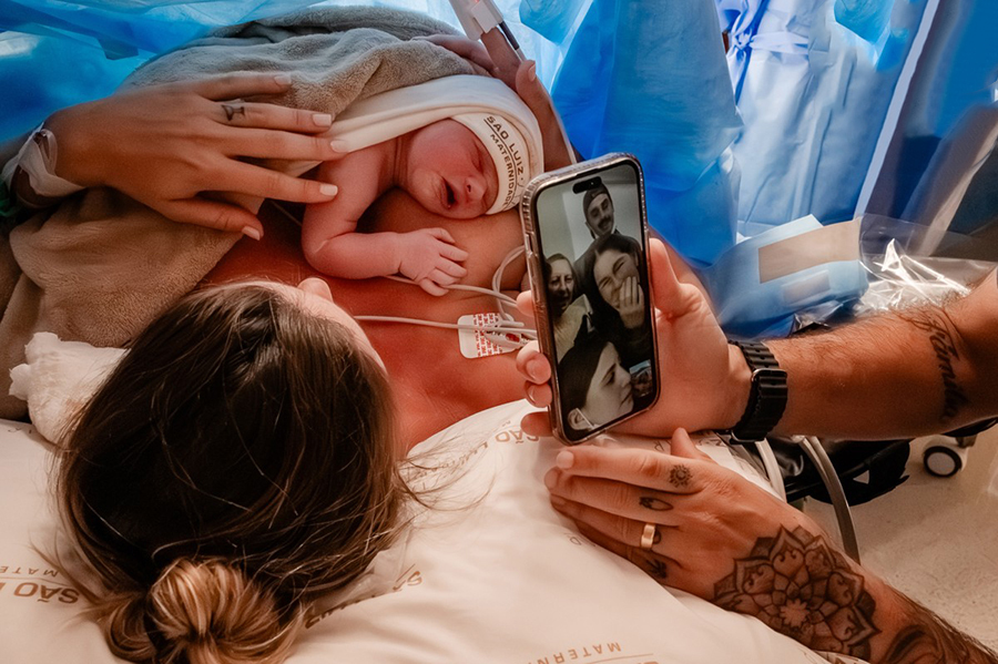 fotografia de parto do nascimento da Maya na maternidade Rede D'Or São Luiz Morumbi na cidade de Sâo Paulo