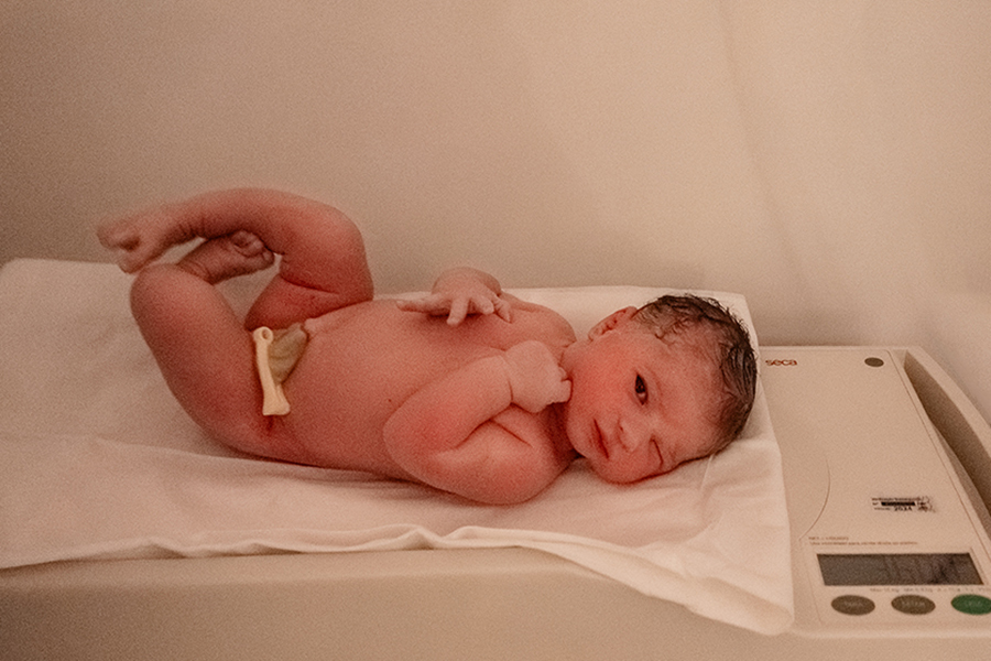 fotografia de parto do nascimento da Maya na maternidade Rede D'Or São Luiz Morumbi na cidade de Sâo Paulo