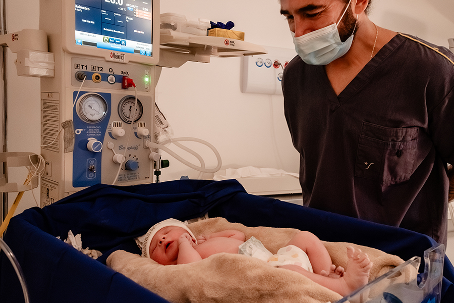 fotografia de parto do nascimento da Maya na maternidade Rede D'Or São Luiz Morumbi na cidade de Sâo Paulo