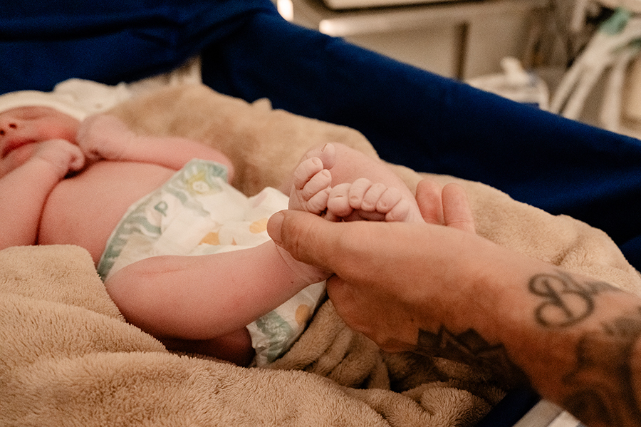 fotografia de parto do nascimento da Maya na maternidade Rede D'Or São Luiz Morumbi na cidade de Sâo Paulo