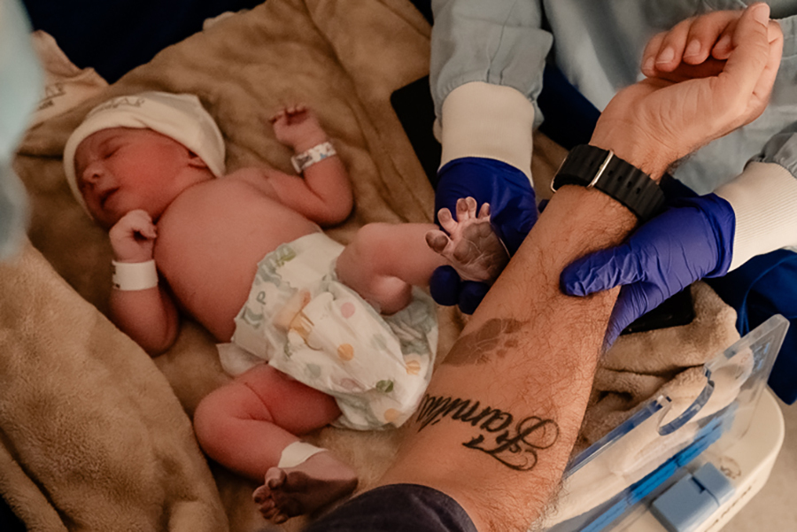 fotografia de parto do nascimento da Maya na maternidade Rede D'Or São Luiz Morumbi na cidade de Sâo Paulo