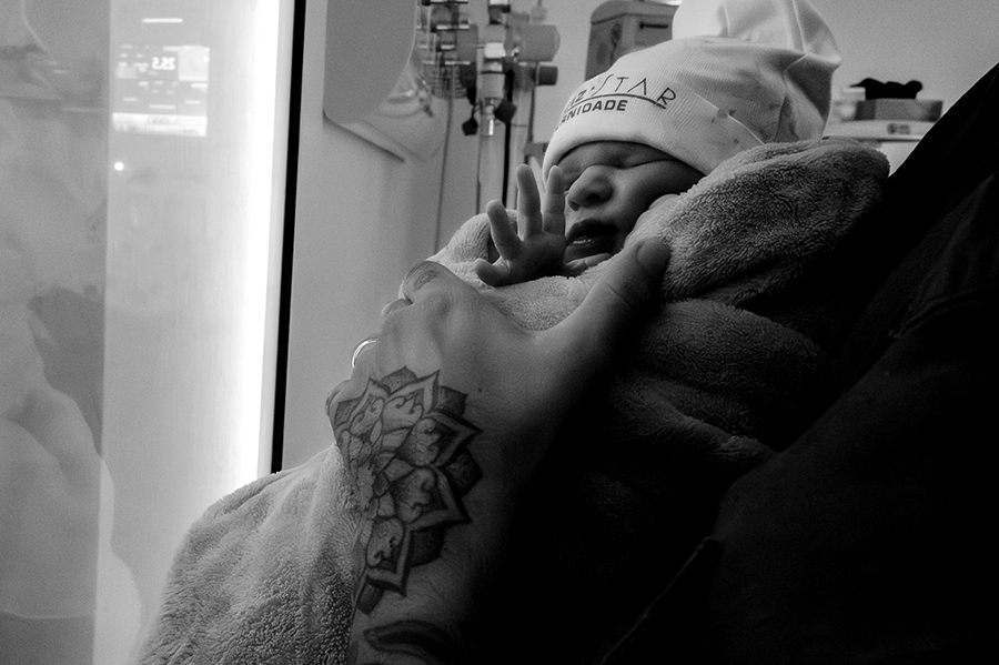 fotografia de parto do nascimento da Maya na maternidade Rede D'Or São Luiz Morumbi na cidade de Sâo Paulo