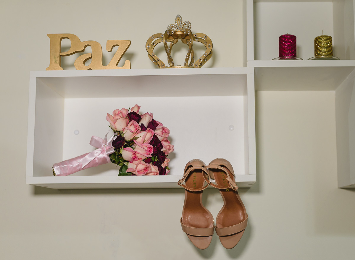 Foto detalhes sapato e buquê da noiva no making of - Esmalteria Pati Tarle - fotografia Cia P&B Produções 