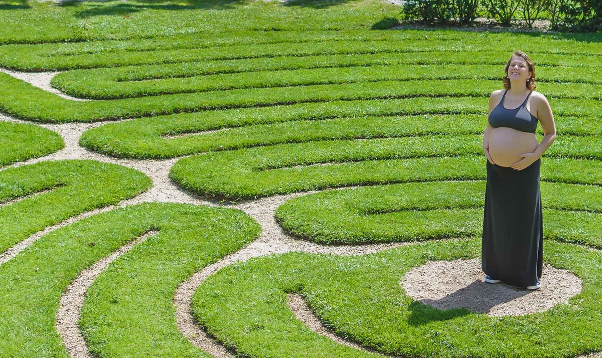Fotografia da gestante no labirinto do jardim em Campos do Jordão - Cia P&B - Fotografia