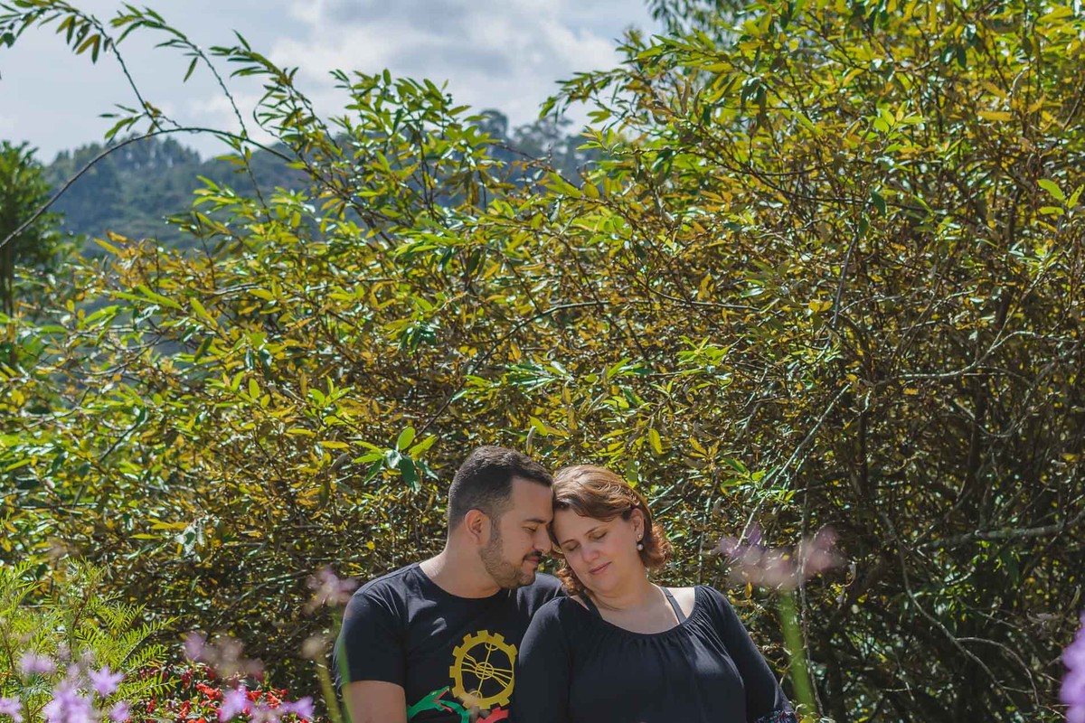 Fotografia do casal com rosto colado de olhos fechados sonhando com a chegada de seu bebê - ensaio de gestante em Campos do Jordão - Cia P&B - Fotografia