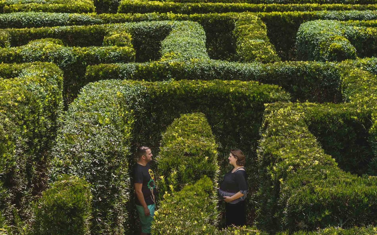 Fotografia do Casal dentro do labirinto em jardim em Campos do Jordão - ensaio de gestante - Cia P&B -Fotografia