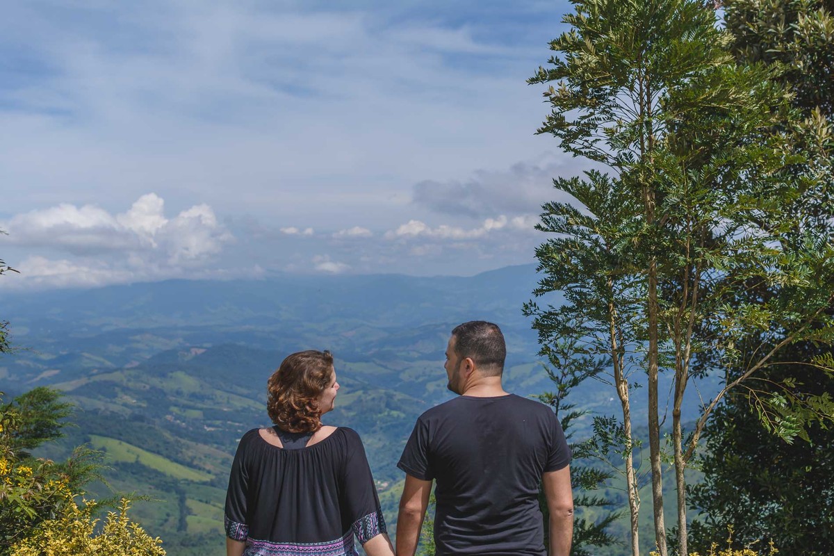 Fotografia do casal de costas se olhando em Campos do Jordão - ensaio de gestante - Cia P&B - Fotografia