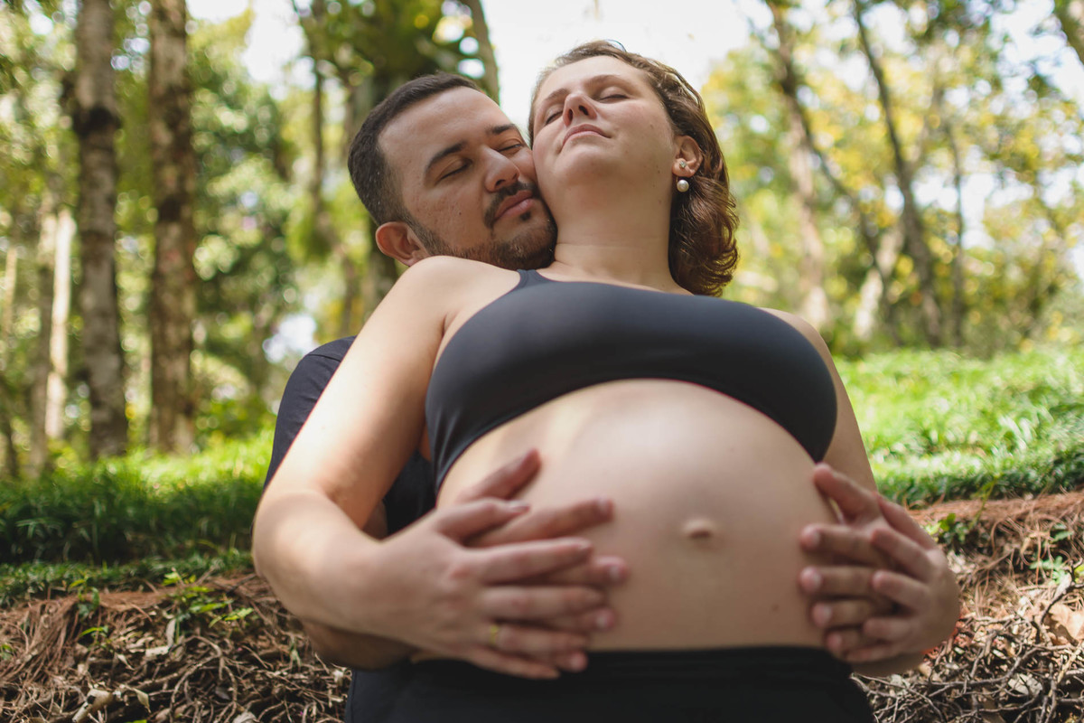 Fotografia do casal abraçados de frente com as mãos na barriga - ensaio de gestante em Campos do Jordão - Cia P&B - Fotografia