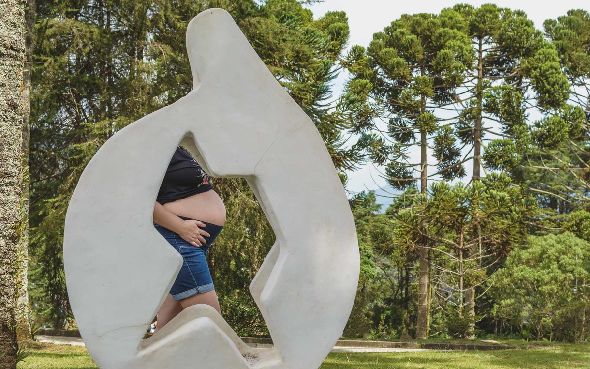 Fotografia criativa da barriga da gestante dentro da escultura em Campos do Jordão - ensaio de gestante - Cia P&B - Fotografia