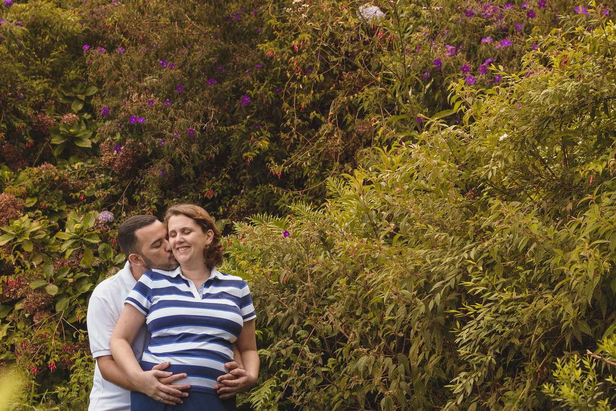 Fotografia do casal abraçado - ensaio de gestante em Campos do Jordão - Cia P&B - Fotografia