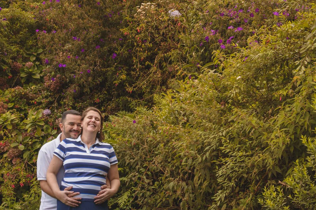 Fotografia do casal abraçado sorrindo - ensaio de gestante em Campos do Jordão - Cia P&B - Fotografia