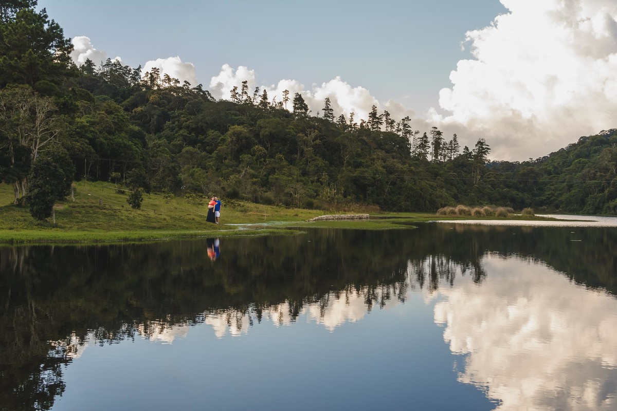 Fotografia do reflexo do casal no rio - ensaio de gestante em Campos do Jordão - Cia P&B - Fotografia