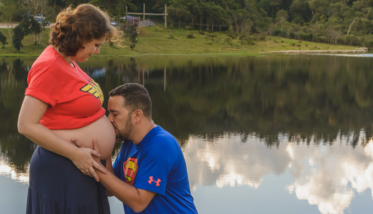 Fotografia do beijo na barriga - ensaio de gestante temático em Campos do Jordão - Cia P&B - Fotografia