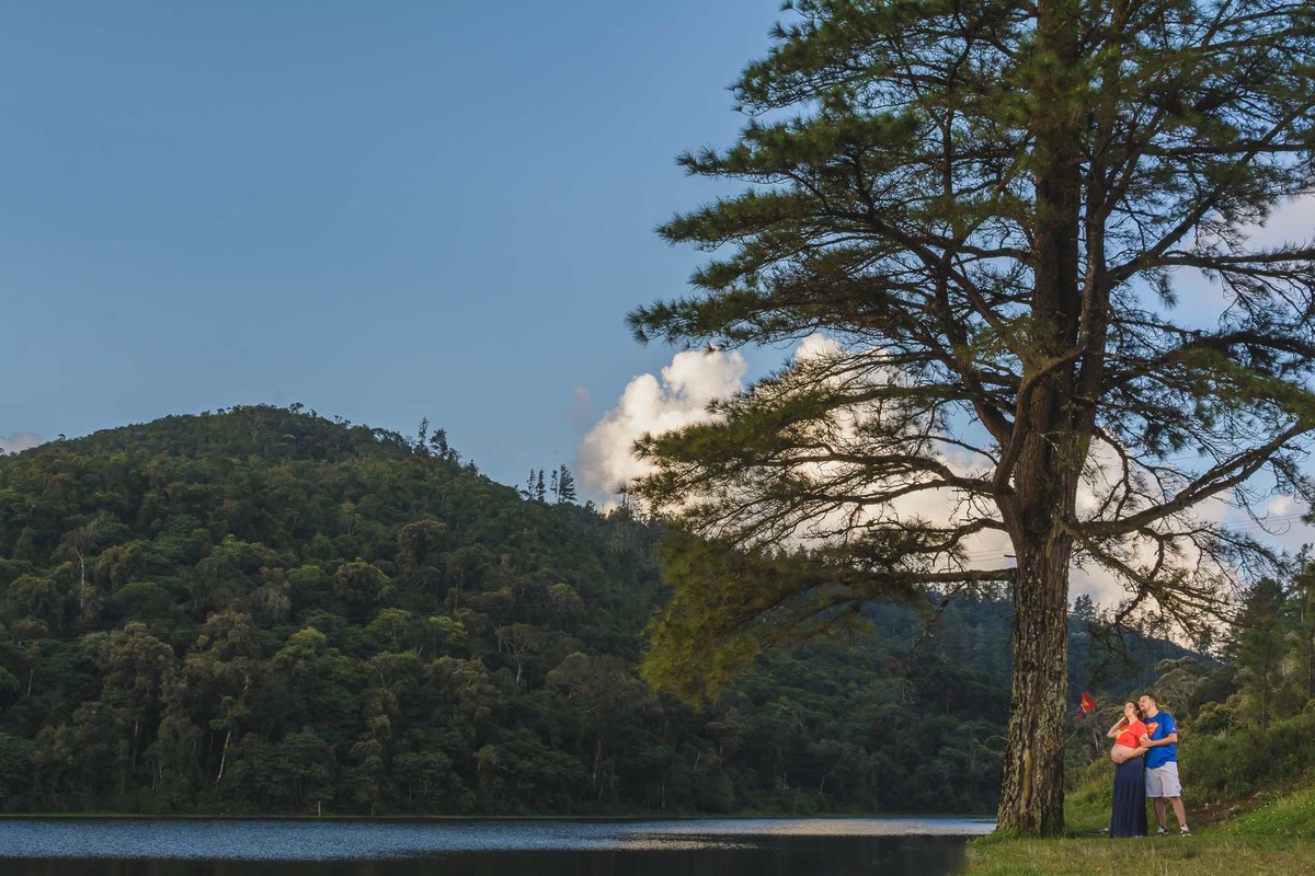 Fotografia minimalista do casal abraçados - ensaio de gestante temático em Campos do Jordão - Cia P&B - Fotografia